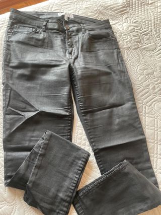 Pantalón pitillo Mango efecto piel negro