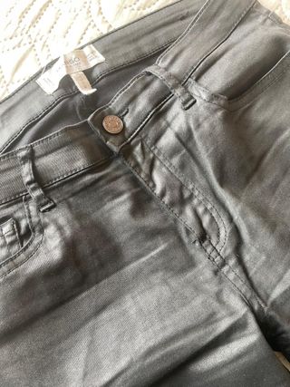 Pantalón pitillo Mango efecto piel negro