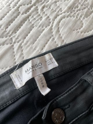 Pantalón pitillo Mango efecto piel negro