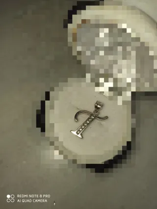 Colgante letra T con circonitas