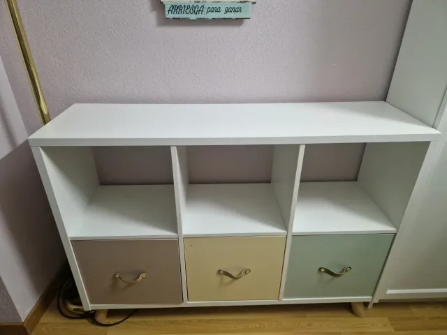 Estantería blanca con cajones de colores