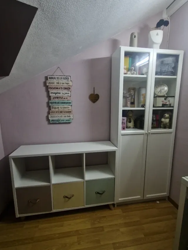 Estantería blanca con cajones de colores