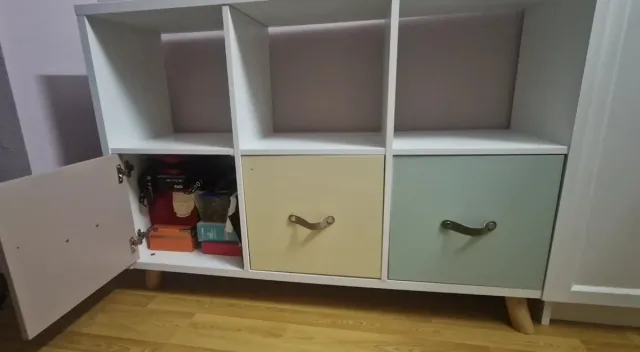 Estantería blanca con cajones de colores