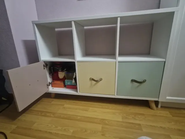 Estantería blanca con cajones de colores