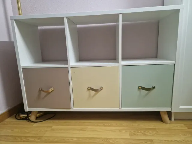 Estantería blanca con cajones de colores