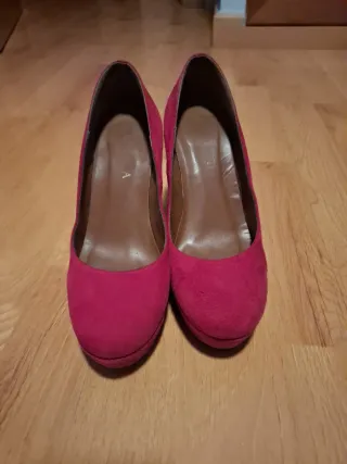 Zapatos de tacón rojos de ante