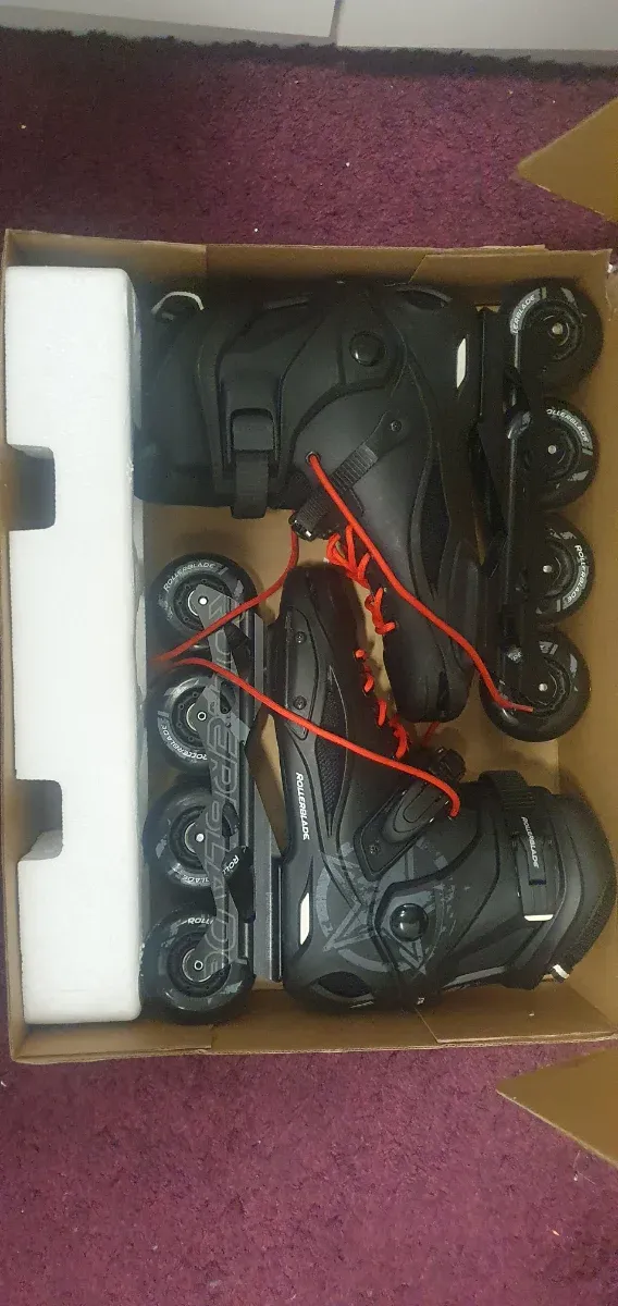 Patines Rollerblade Negros con Cordones Rojos