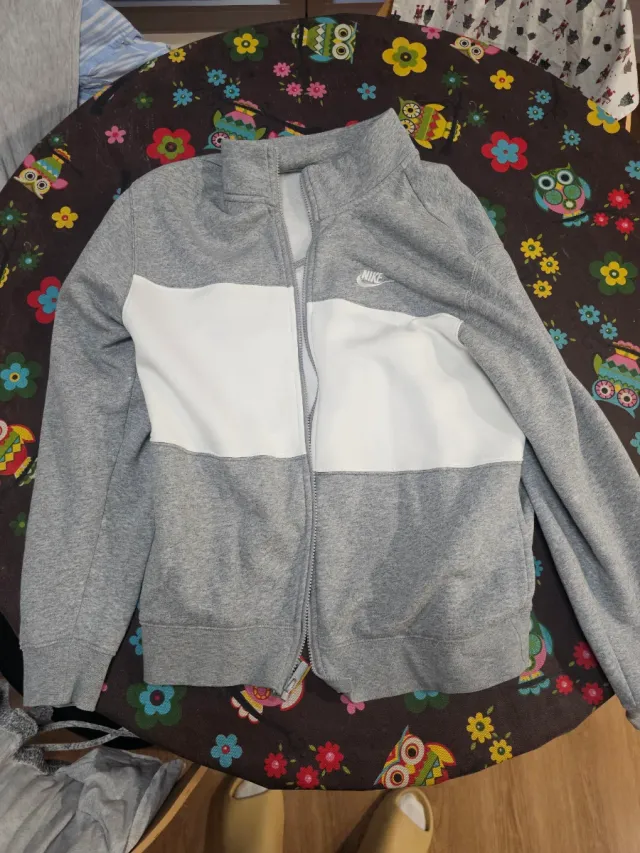 Chaqueta Nike gris y blanca