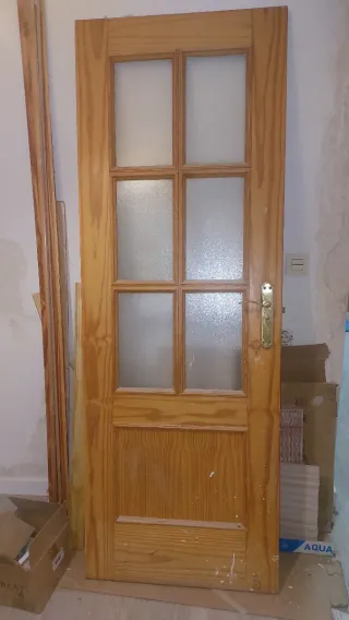 Puerta madera acristalada