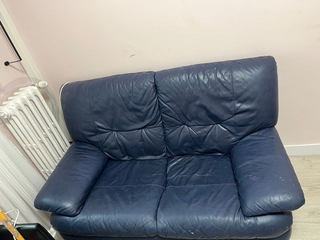 Sofá de piel azul