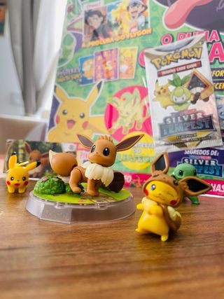 Pack Pokémon Revista com Saqueta de Cartas