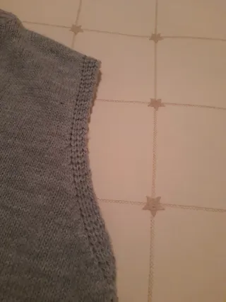 Chaleco de punto cuello pico