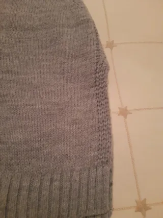 Chaleco de punto cuello pico