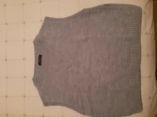 Chaleco de punto cuello pico