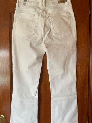 Pantalón vaquero con bolsillos delanteros