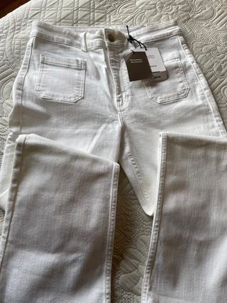 Pantalón vaquero con bolsillos delanteros