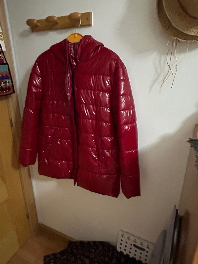 Giubbotto rosso brillante con cappuccio