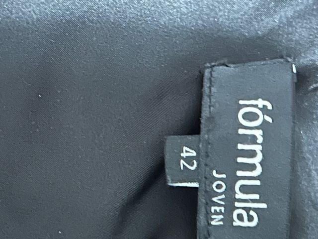 Giubbotto rosso brillante con cappuccio