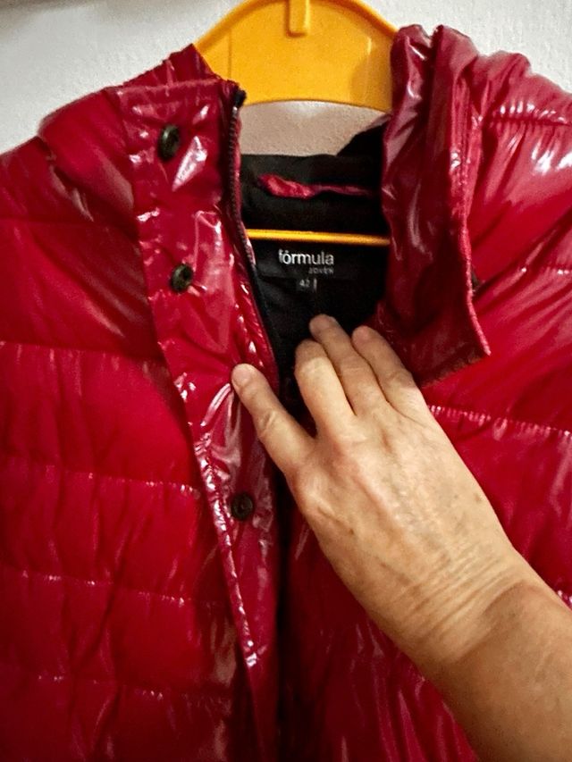 Giubbotto rosso brillante con cappuccio