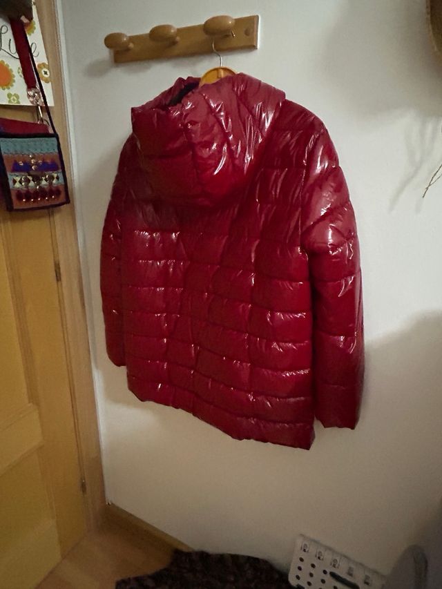 Giubbotto rosso brillante con cappuccio