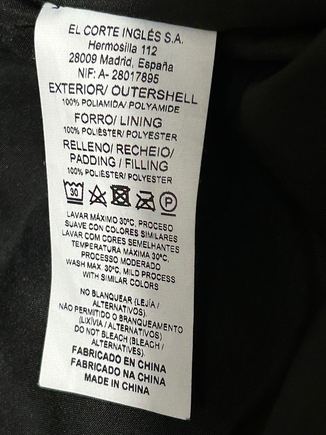 Giubbotto rosso brillante con cappuccio