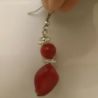 Orecchini rossi con dettagli colore argento