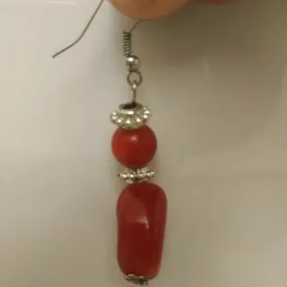 Orecchini rossi con dettagli colore argento