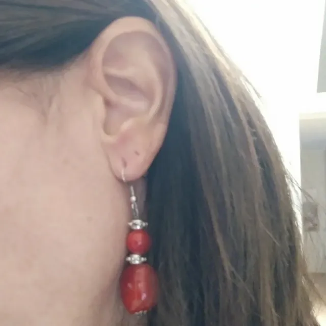 Orecchini rossi con dettagli colore argento