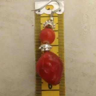 Orecchini rossi con dettagli colore argento