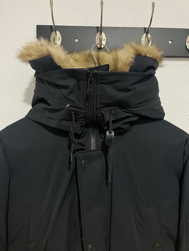 Parka Levi's Negra con Capucha y Pelo