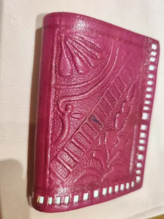 Cartera de piel fucsia con relieve