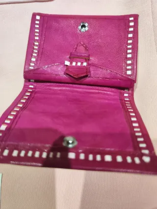 Cartera de piel fucsia con relieve