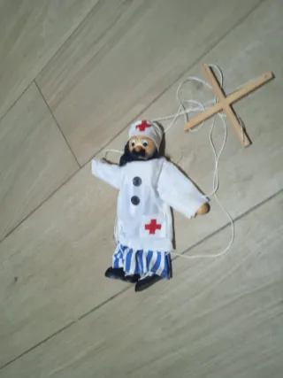 Marioneta médico con cruz roja