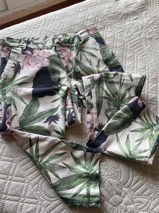 Pantalón pitillo blanco estampado floral