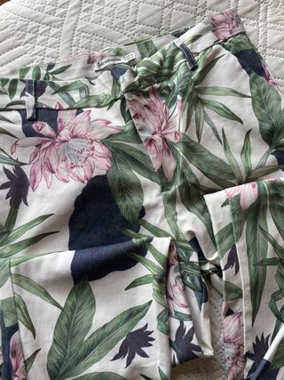Pantalón pitillo blanco estampado floral