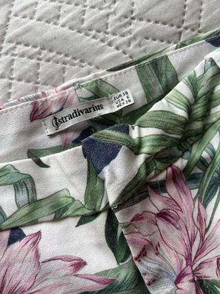 Pantalón pitillo blanco estampado floral