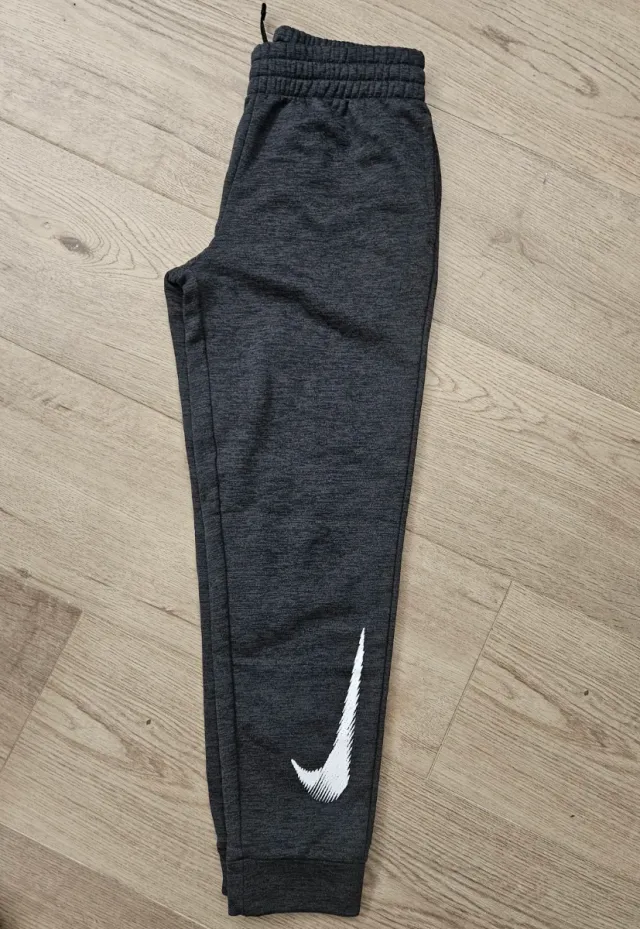 Pantalón deportivo Nike niño Talla M 137/147cm