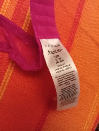 Sujetador rosa fucsia 90B con etiqueta.