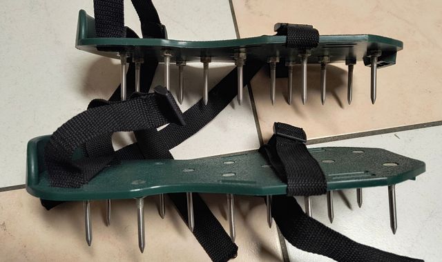 Scarpe chiodate aeratore giardino