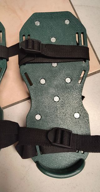 Scarpe chiodate aeratore giardino