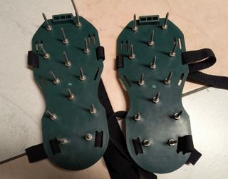 Scarpe chiodate aeratore giardino