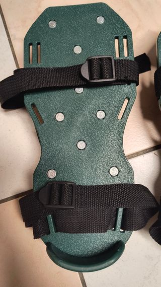 Scarpe chiodate aeratore giardino