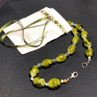 Collana con perle verdi e argento