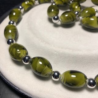 Collana con perle verdi e argento