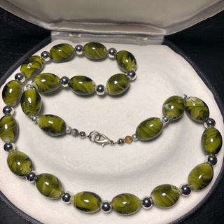 Collana con perle verdi e argento