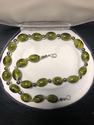 Collana con perle verdi e argento