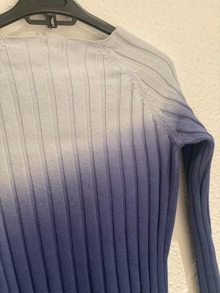 Jersey canalé degradado azul claro y azul oscuro.