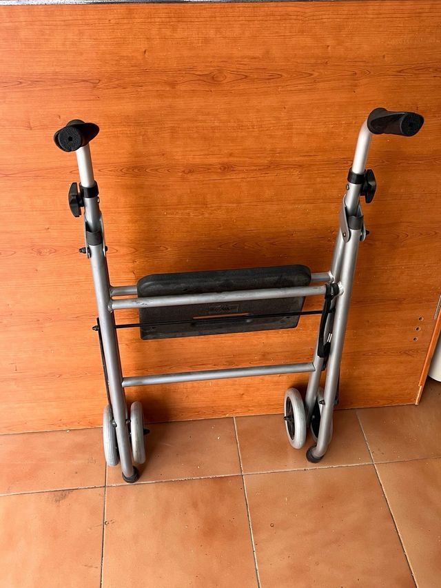 Andador con asiento y ruedas