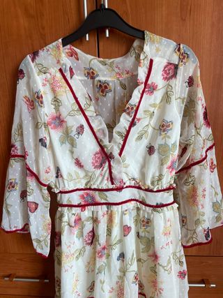 Vestido blanco floral con volantes