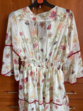 Vestido blanco floral con volantes